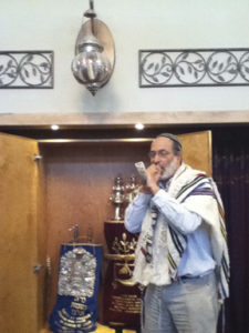rabbi-with-shofar-100116